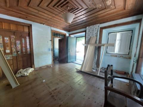 Moradia com armazém, terraço e pátio para recuperação