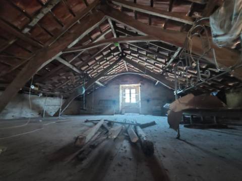 Moradia com armazém, terraço e pátio para recuperação