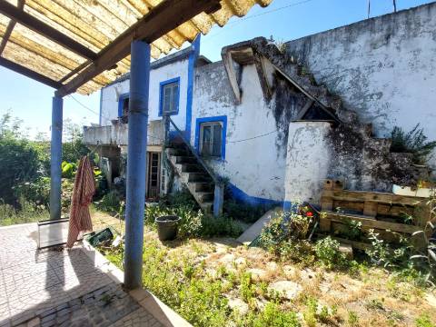 Moradia com armazém, terraço e pátio para recuperação