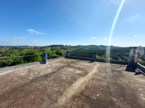 Moradia com armazém, terraço e pátio para recuperação