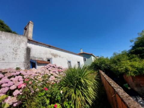 Moradia com armazém, terraço e pátio para recuperação