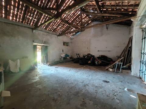Moradia com armazém, terraço e pátio para recuperação