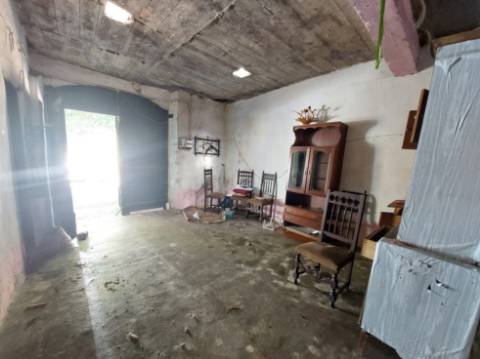 Moradia com armazém, terraço e pátio para recuperação
