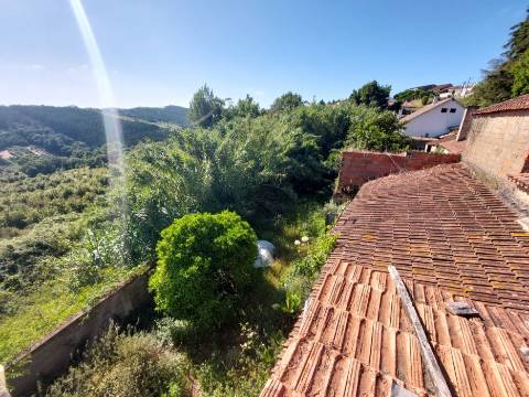 Moradia com armazém, terraço e pátio para recuperação