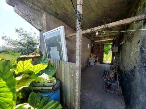 Moradia com armazém, terraço e pátio para recuperação