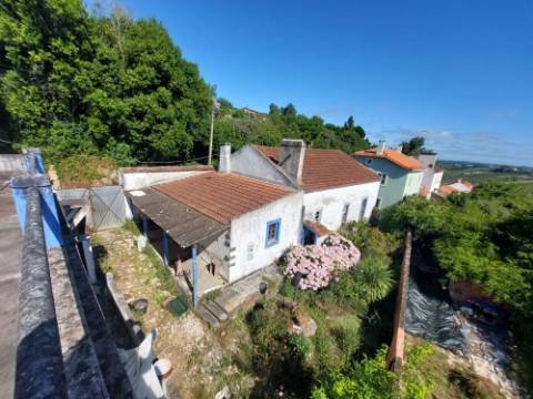 Moradia com armazém, terraço e pátio para recuperação