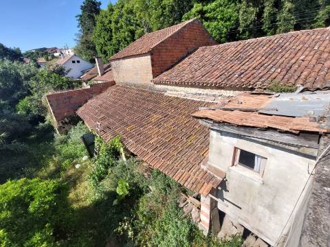 Moradia com armazém, terraço e pátio para recuperação