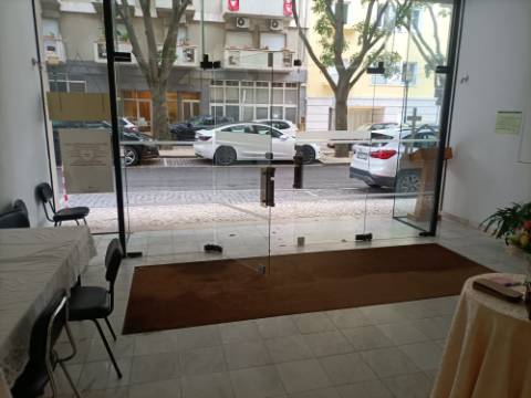 Espaço comercial amplo e versátil na Rua Filipe Folque