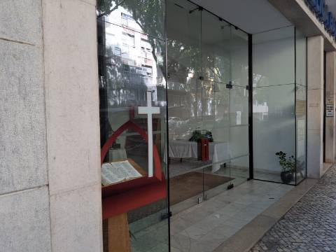 Espaço comercial amplo e versátil na Rua Filipe Folque