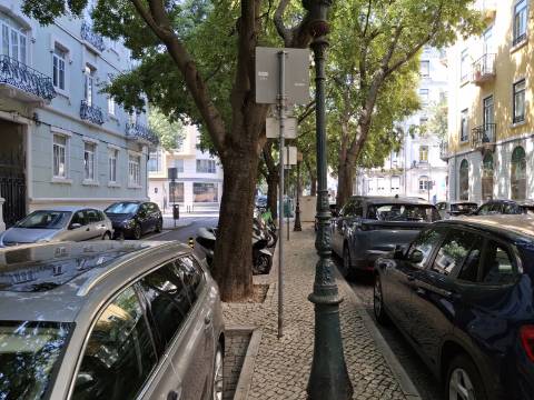 Espaço comercial amplo e versátil na Rua Filipe Folque