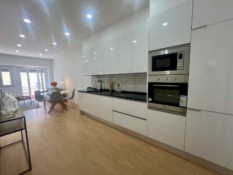 Apartamento T3 luminoso e a estrear a poucos minutos da Graça