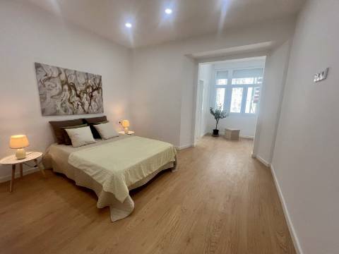 Apartamento T3 luminoso e a estrear a poucos minutos da Graça
