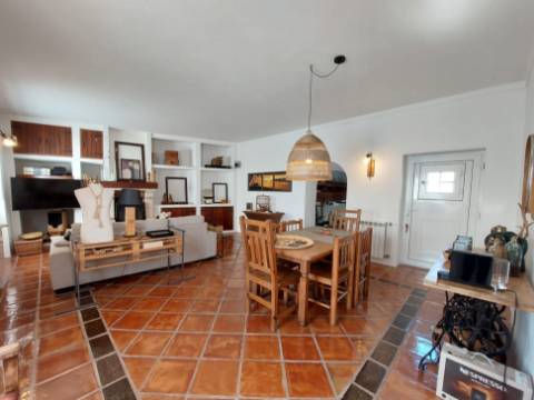 Charme com toque de luxo - Moradia V4 de 2 pisos com jardim em Reguengo da Parada