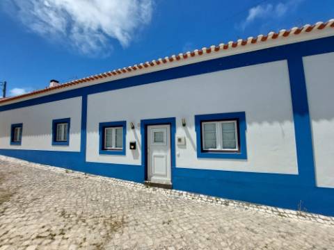 Charme com toque de luxo - Moradia V4 de 2 pisos com jardim em Reguengo da Parada