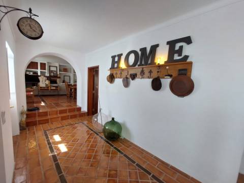 Charme com toque de luxo - Moradia V4 de 2 pisos com jardim em Reguengo da Parada