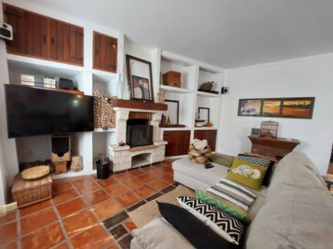 Charme com toque de luxo - Moradia V4 de 2 pisos com jardim em Reguengo da Parada