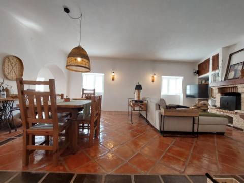 Charme com toque de luxo - Moradia V4 de 2 pisos com jardim em Reguengo da Parada