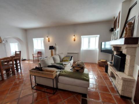 Charme com toque de luxo - Moradia V4 de 2 pisos com jardim em Reguengo da Parada