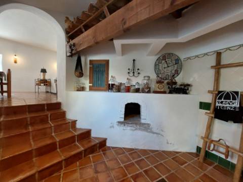 Charme com toque de luxo - Moradia V4 de 2 pisos com jardim em Reguengo da Parada