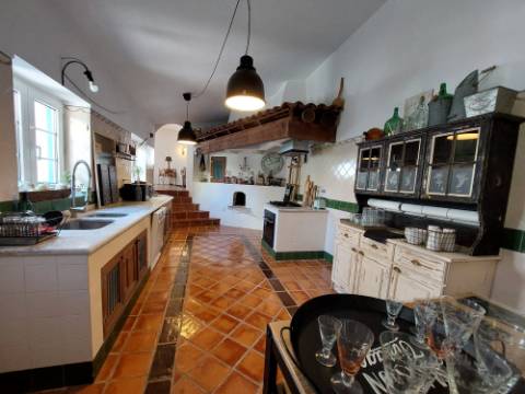 Charme com toque de luxo - Moradia V4 de 2 pisos com jardim em Reguengo da Parada