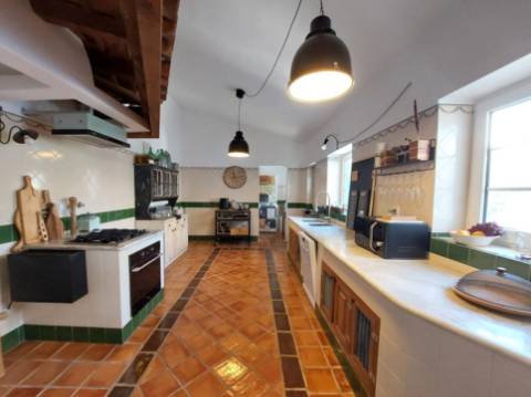 Charme com toque de luxo - Moradia V4 de 2 pisos com jardim em Reguengo da Parada