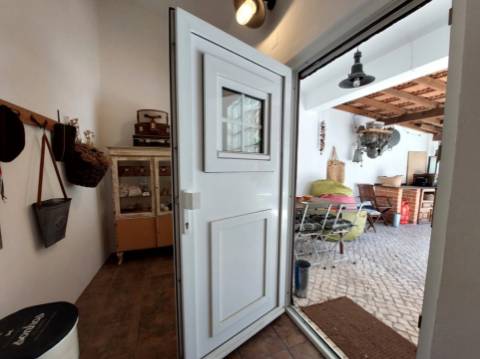 Charme com toque de luxo - Moradia V4 de 2 pisos com jardim em Reguengo da Parada