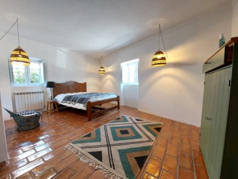 Charme com toque de luxo - Moradia V4 de 2 pisos com jardim em Reguengo da Parada