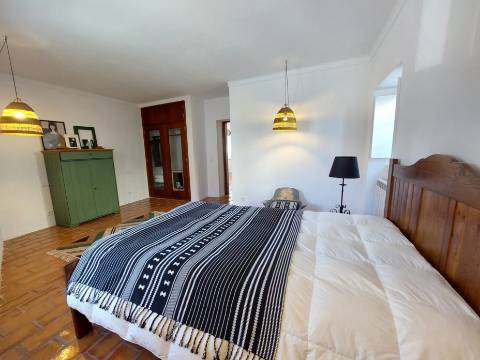 Charme com toque de luxo - Moradia V4 de 2 pisos com jardim em Reguengo da Parada