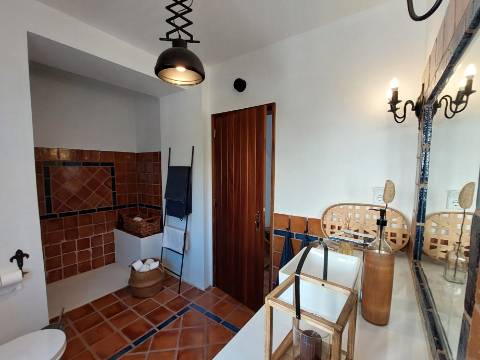 Charme com toque de luxo - Moradia V4 de 2 pisos com jardim em Reguengo da Parada