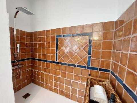 Charme com toque de luxo - Moradia V4 de 2 pisos com jardim em Reguengo da Parada