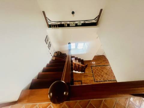 Charme com toque de luxo - Moradia V4 de 2 pisos com jardim em Reguengo da Parada