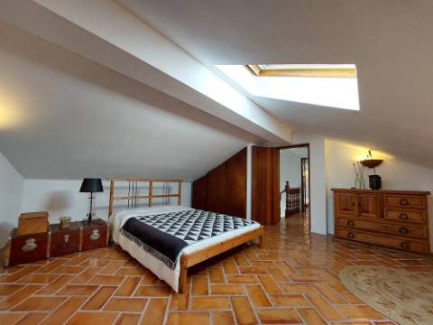 Charme com toque de luxo - Moradia V4 de 2 pisos com jardim em Reguengo da Parada