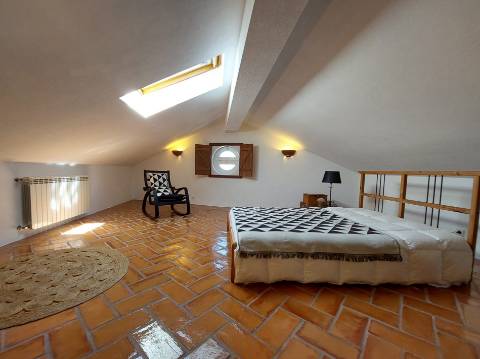 Charme com toque de luxo - Moradia V4 de 2 pisos com jardim em Reguengo da Parada