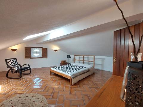 Charme com toque de luxo - Moradia V4 de 2 pisos com jardim em Reguengo da Parada