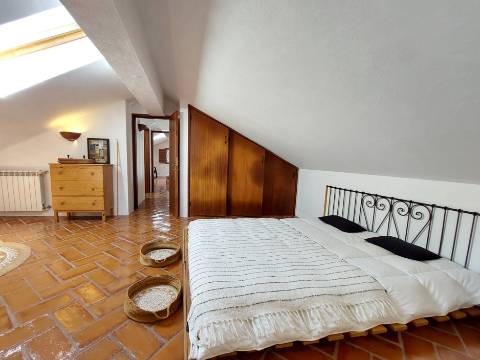 Charme com toque de luxo - Moradia V4 de 2 pisos com jardim em Reguengo da Parada