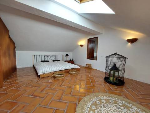 Charme com toque de luxo - Moradia V4 de 2 pisos com jardim em Reguengo da Parada