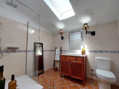 Charme com toque de luxo - Moradia V4 de 2 pisos com jardim em Reguengo da Parada