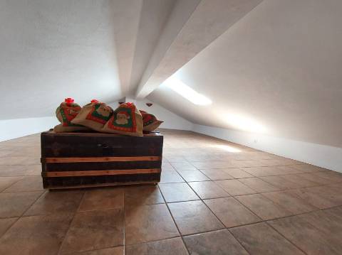 Charme com toque de luxo - Moradia V4 de 2 pisos com jardim em Reguengo da Parada