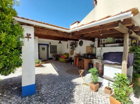 Charme com toque de luxo - Moradia V4 de 2 pisos com jardim em Reguengo da Parada