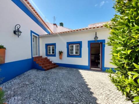 Charme com toque de luxo - Moradia V4 de 2 pisos com jardim em Reguengo da Parada