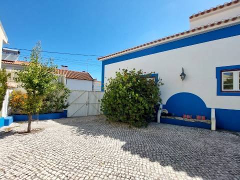 Charme com toque de luxo - Moradia V4 de 2 pisos com jardim em Reguengo da Parada