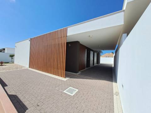 Moradia V2 com jardim a 5 minutos das praias