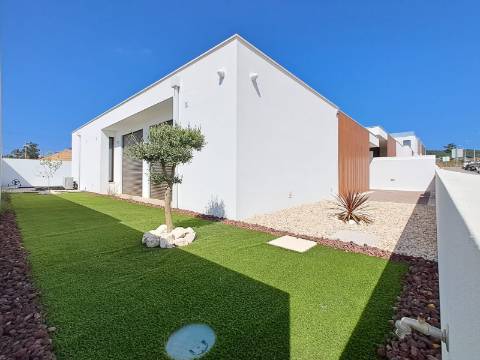 Moradia V2 com jardim a 5 minutos das praias