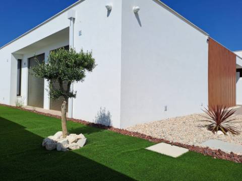 Moradia V2 com jardim a 5 minutos das praias