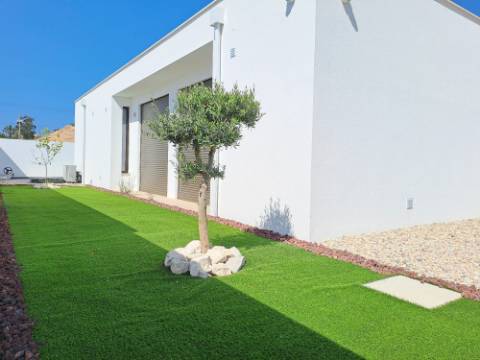 Moradia V2 com jardim a 5 minutos das praias