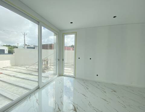 Moradia V2 com jardim a 5 minutos das praias