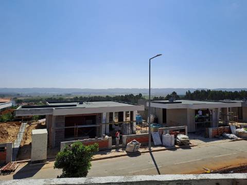 Moradia V2 com jardim a 5 minutos das praias