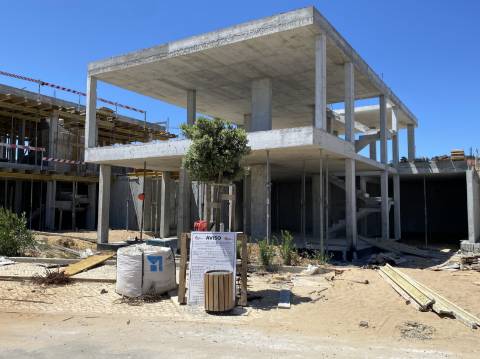 Moradia V3 com piscina e garagem a 5 minutos das praias