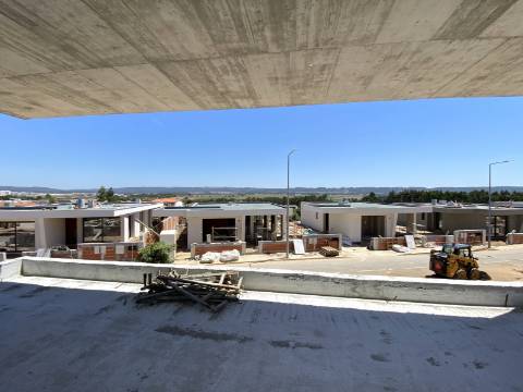 Moradia V3 com piscina e garagem a 5 minutos das praias