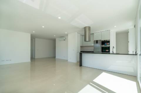 Moradia V3 com piscina e garagem a 5 minutos das praias